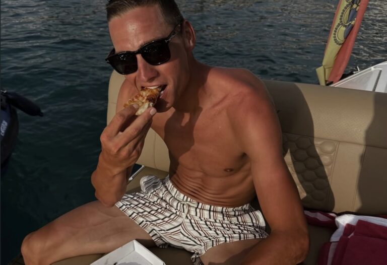 Pizza, zonneschijn en herstel: Mathieu van der Poel geniet van een welverdiende pauze