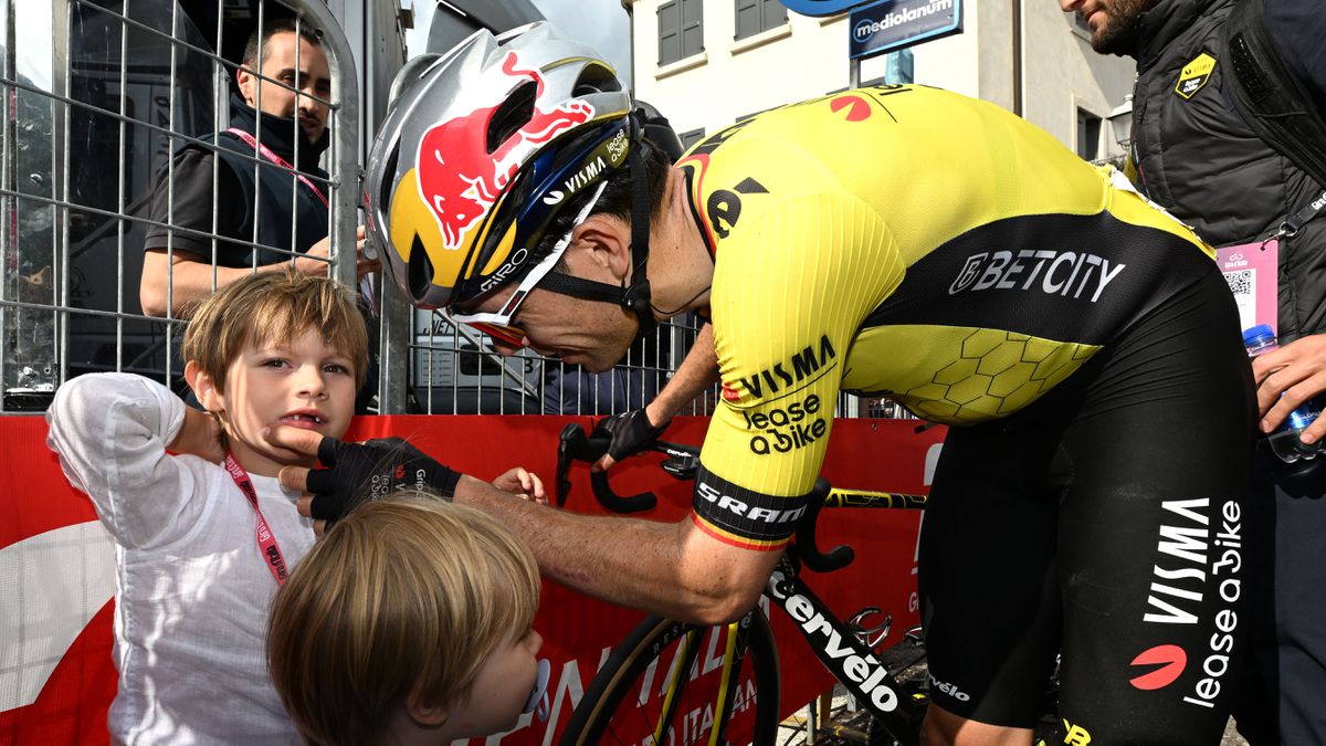 Topwielrenner Wout van Aert krijgt na een slopende wedstrijd liefdevolle verzorging van zijn 5-jarige zoon