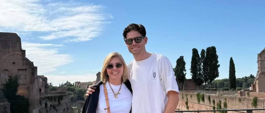 Kop: Wout van Aert verrast Sarah met extravagant vakantiecadeau.