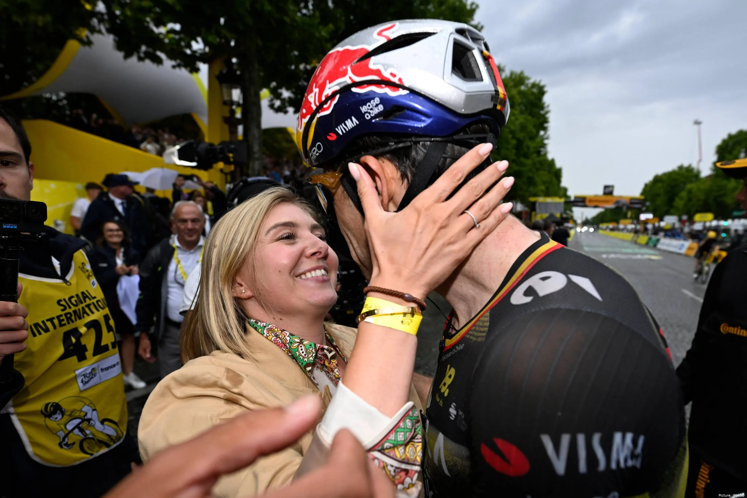 Zojuist binnen: Sarah De Bie stuurt een emotionele boodschap en steunt Wout van Aert in aanloop naar…