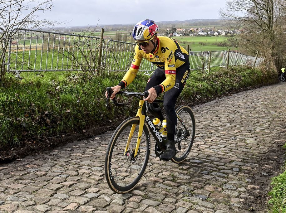 Laat drama voor Omloop Het Nieuwsblad: Van der Poel rijdt, Van Aert trekt zich terug